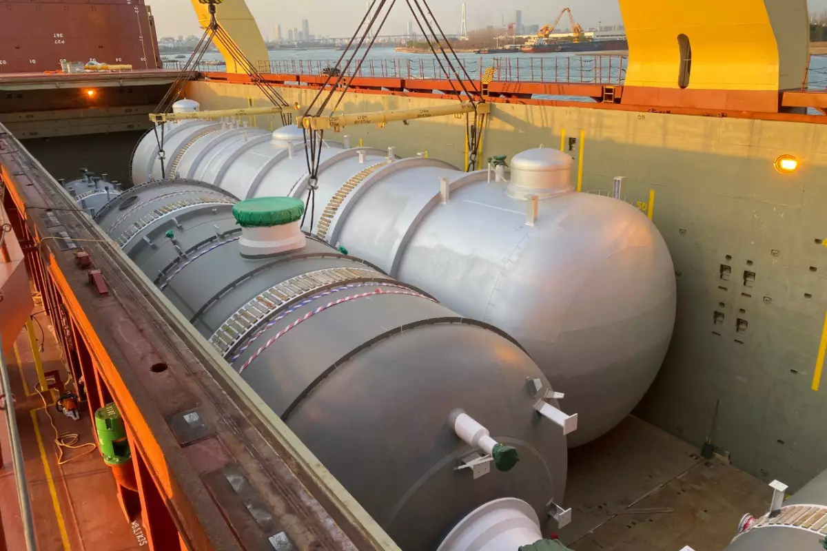 Груз высотой с 12-этажку: как «сердце» будущего завода пиролиза везут через полмира в Казахстан