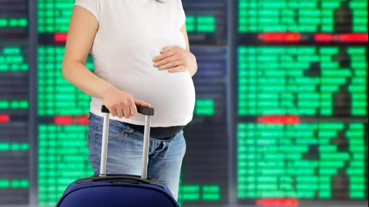 Беременной пассажирке стало плохо в самолете: рейс вернули в Астану