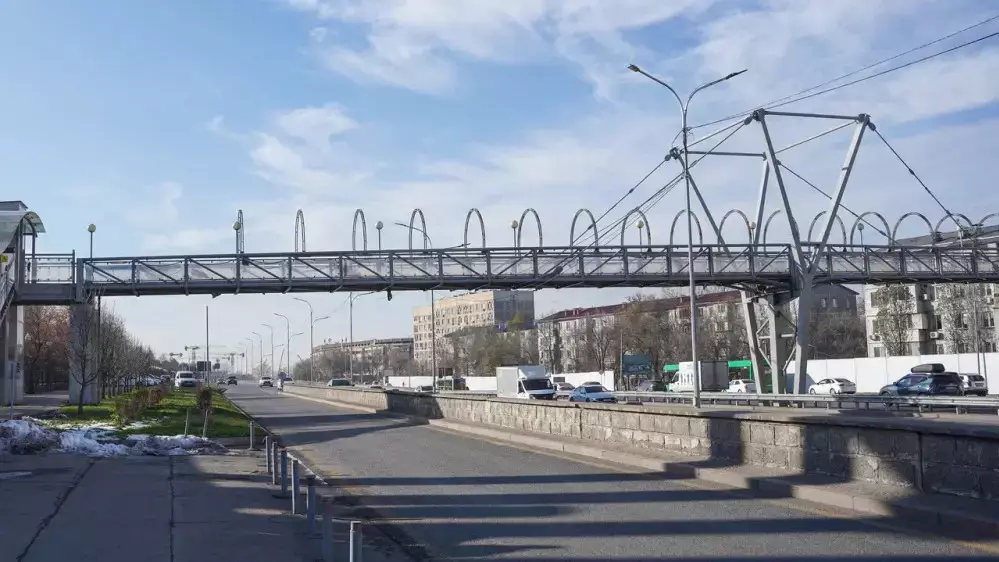 Алматыда ер адам көпірден құлап қаза тапты 