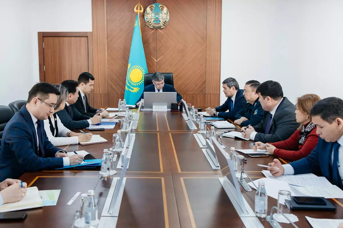 Аким области поручил разработать меры против пыльных бурь в Атырау