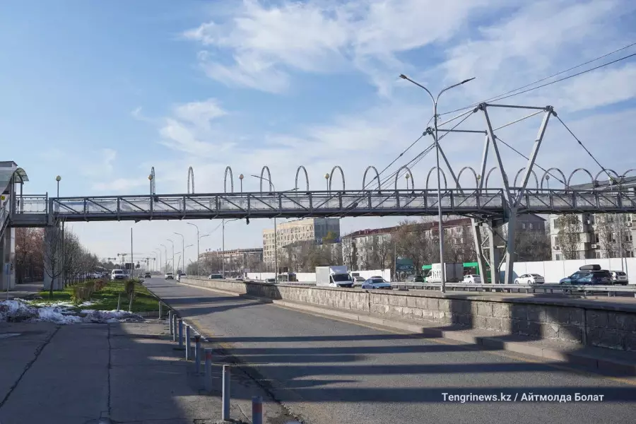 Алматыда әл-Фарабидегі көпірден құлаған ер адам қаза тапты