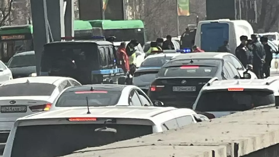 Человек погиб после падения с моста на Аль-Фараби в Алматы