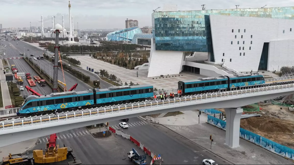 Жұмысшылар LRT вагондарын қолмен итеруде: CTS ресми түсініктеме берді