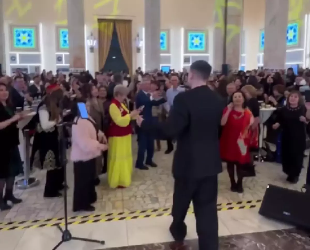 Степной драйв на ВДНХ: казахстанцы устроили стихийный той в центре Москвы