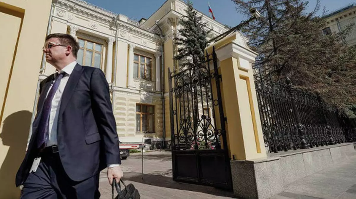 ЦБ РФ снизил ключевую ставку до 15%: инфляция замедляется, экономика охлаждается