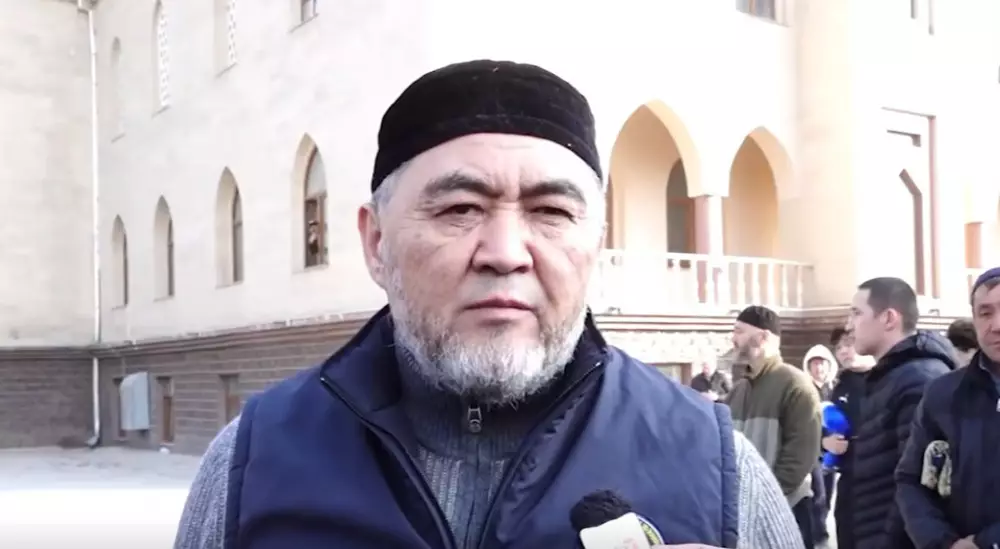 Камчыбек Тәшиев айт намазға қатысып, қырғызстандықтардан кешірім сұрады