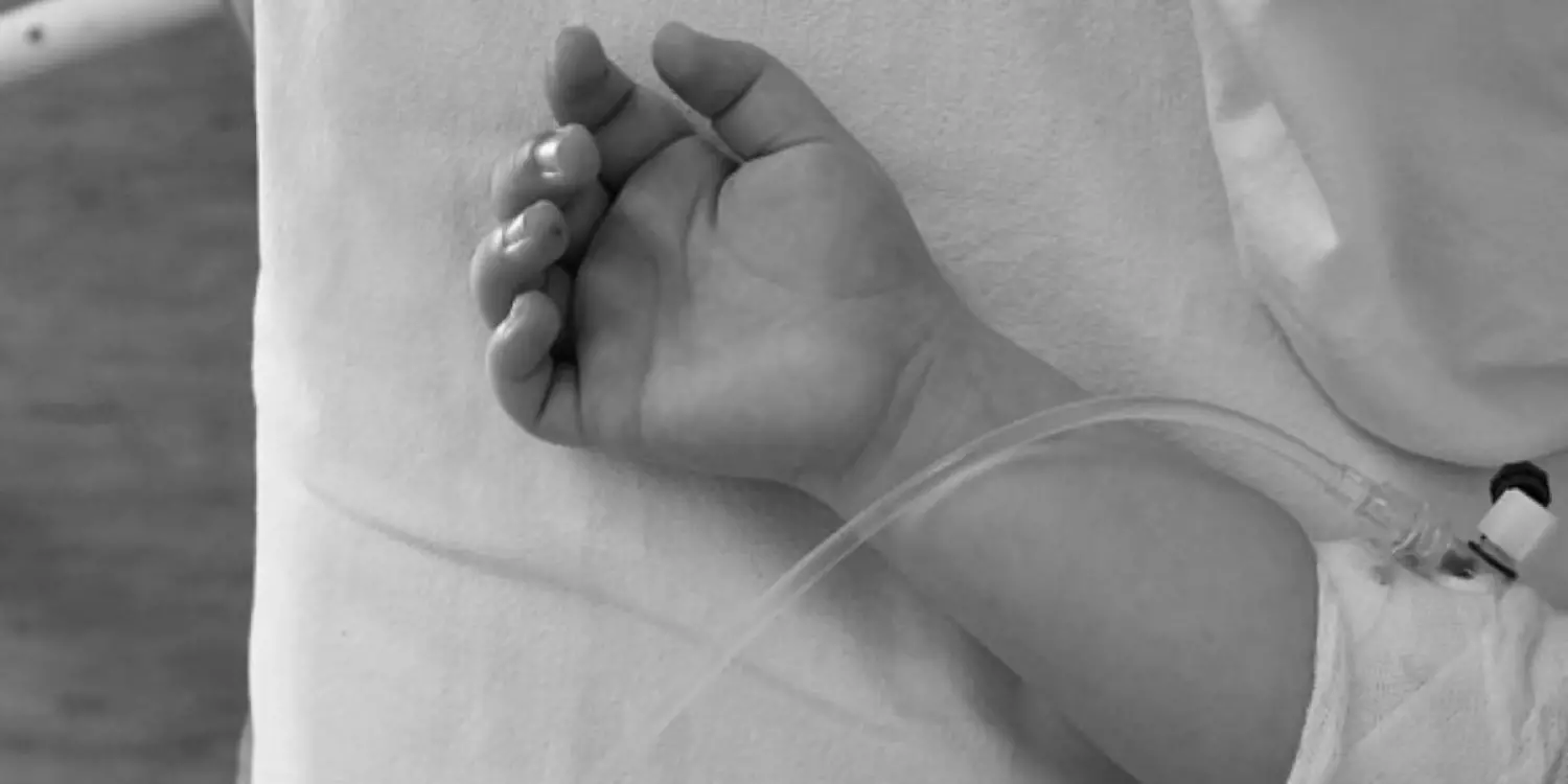 Атырауда алты айлық сәби аурухана дәлізінде шетінеп кетті