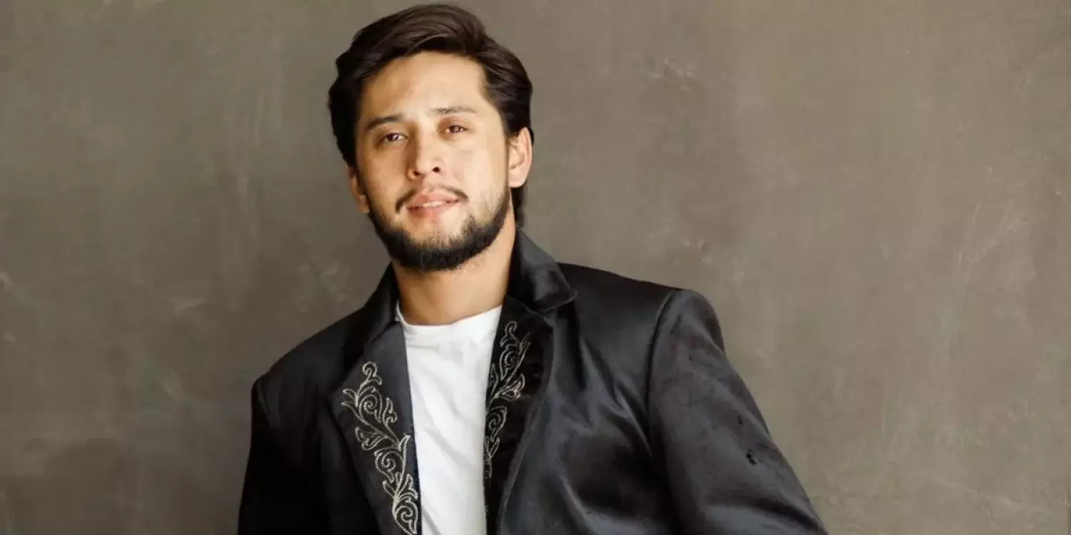 Актёр Асқар Жұмабек жұмыста қызды ұрып тастай жаздаған (ВИДЕО)