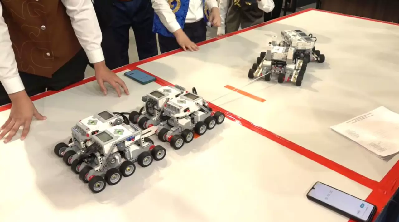 Роботтар қыз қуып, асық атады. LIVE