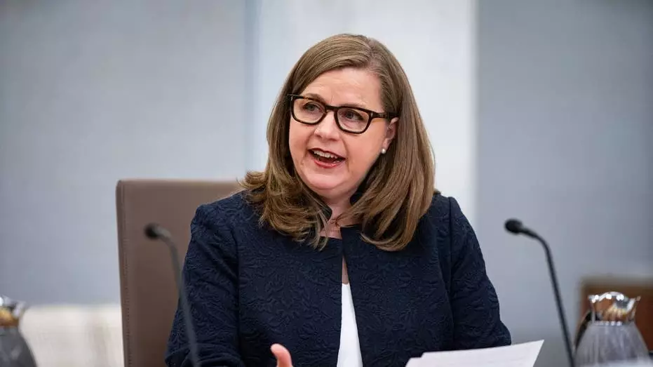 Фед Боуман заявила, что она заложила в свои прогнозы три снижения процентных ставок до конца года.