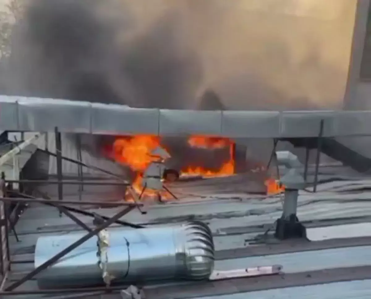 Кровля кафе загорелась рядом с пятиэтажкой в Таразе