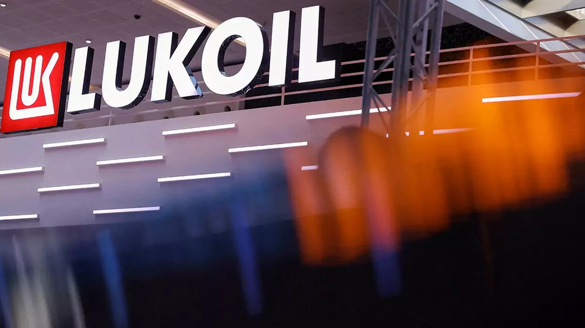 "Лукойл" получил рекордный убыток в 1,06 трлн рублей из-за санкций США