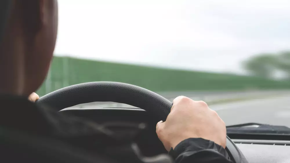 Таксист обещал водительские права и выманивал деньги у пассажиров в СКО