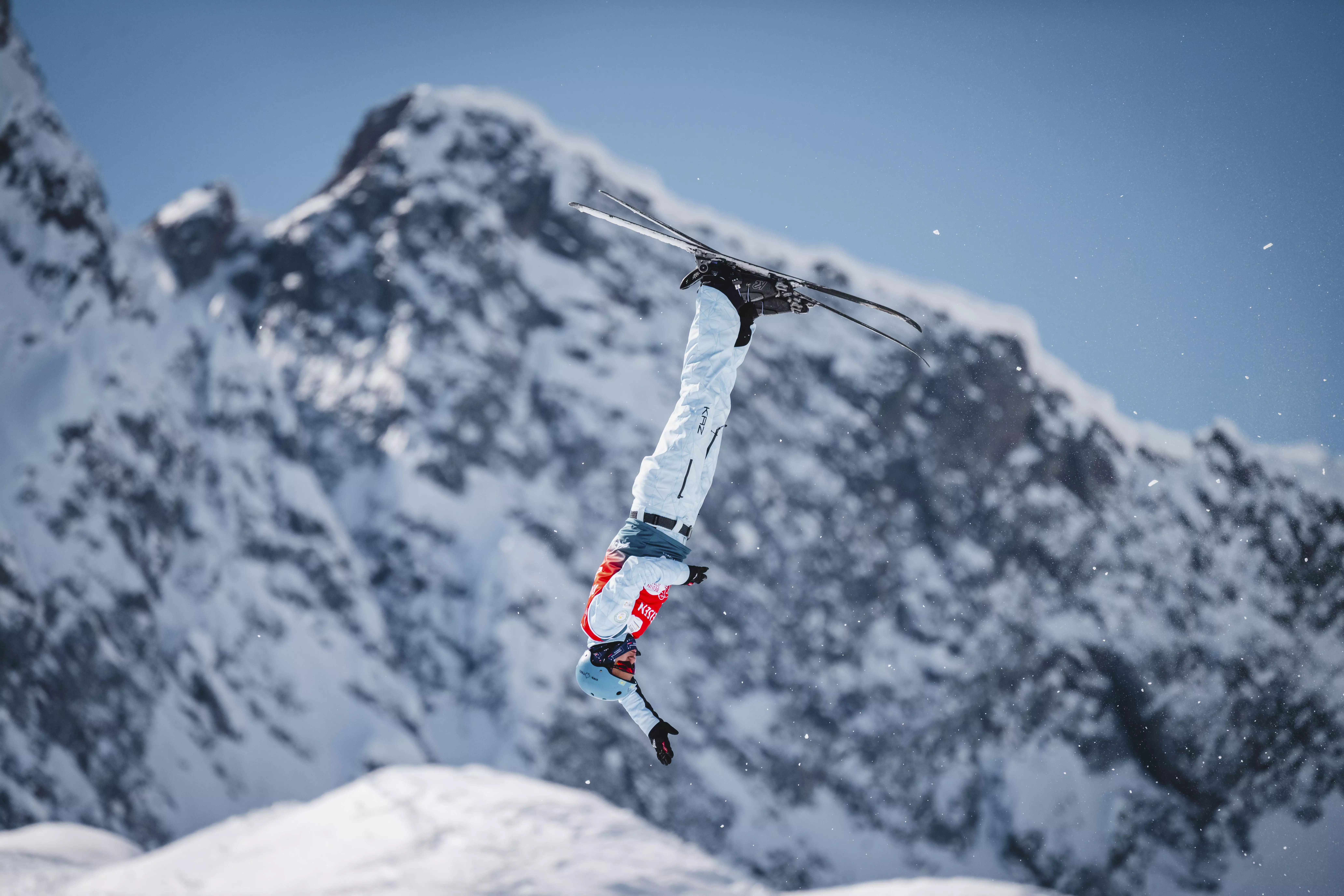 Казахстанец Ассан выиграл золото в мужских акробатических прыжках на лыжах в Айроло.