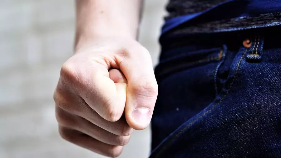 В Актау мужчина устроил погром в кондитерской