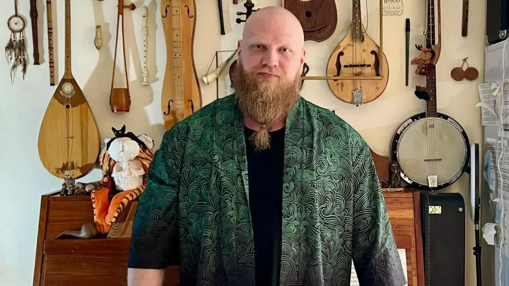 Сыграет даже на канистре: казахстанец собрал коллекцию из 300 необычных музыкальных инструментов