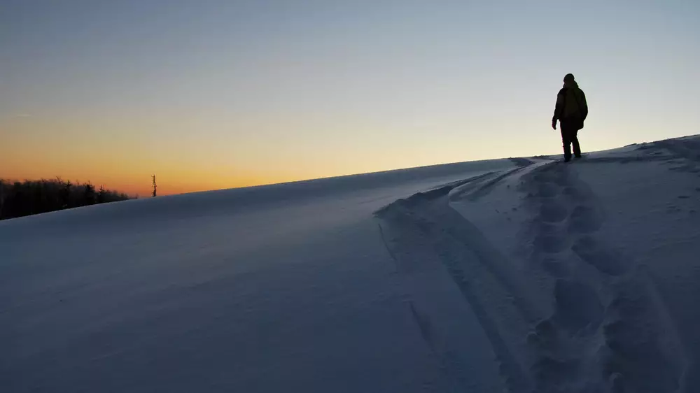 Мужчина сорвался в овраг в Петропавловске: очевидцы вызвали спасателей