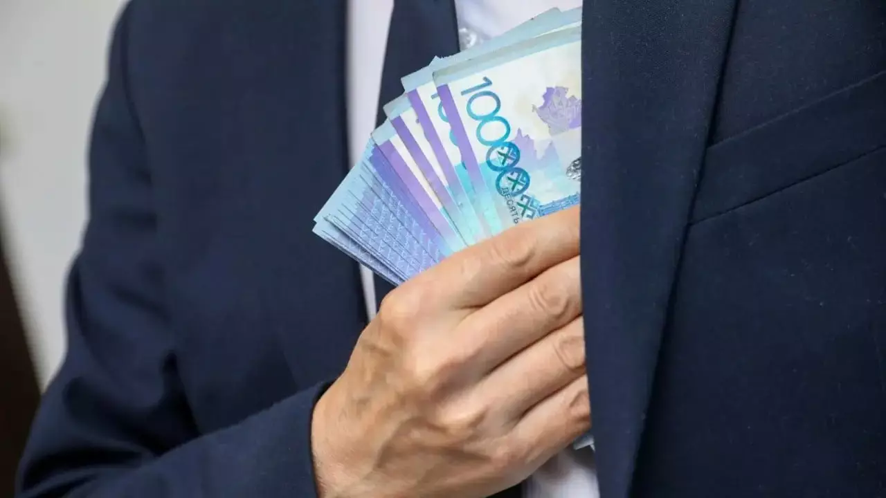 Жалақыны көбейтіп, ақшаны қолма-қол қайтарып алған: бас дәрігер күдікке ілінді