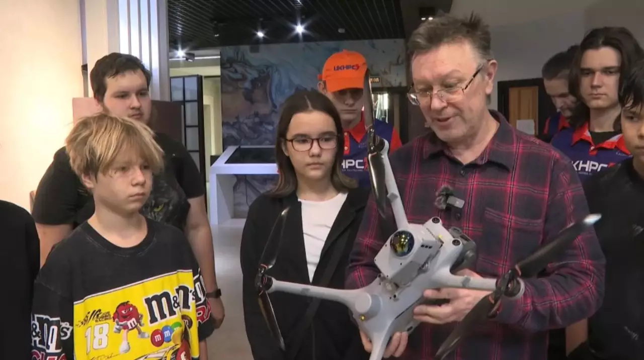 Школьники ВКО осваивает управление дронами