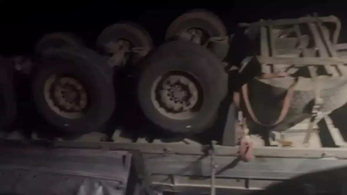 В области Жетысу фура опрокинулась и придавила легковушку: пострадали два человека