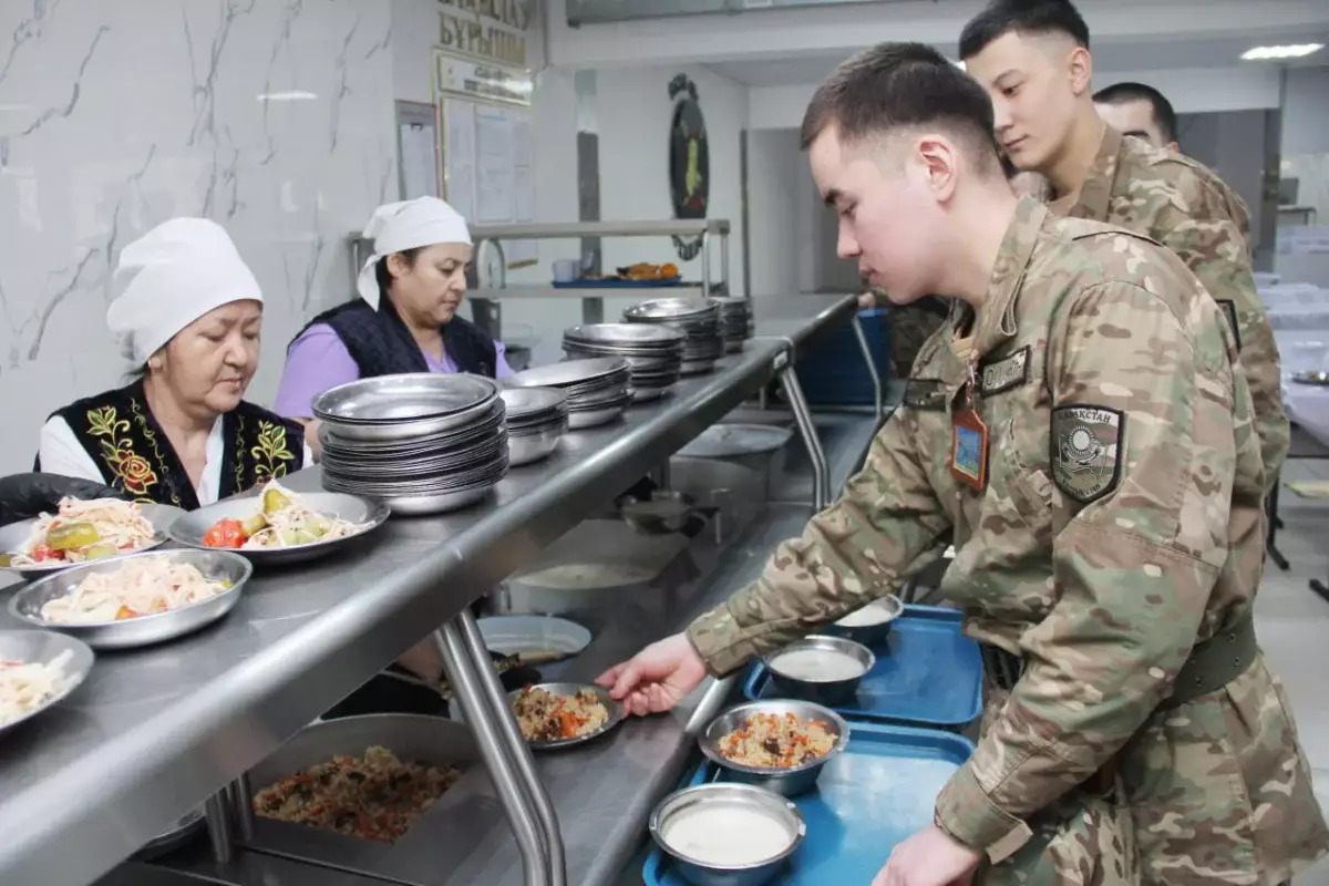 Наурызнама:  Ұлттық ұланда 10 тоннаға жуық наурыз көже дайындалды