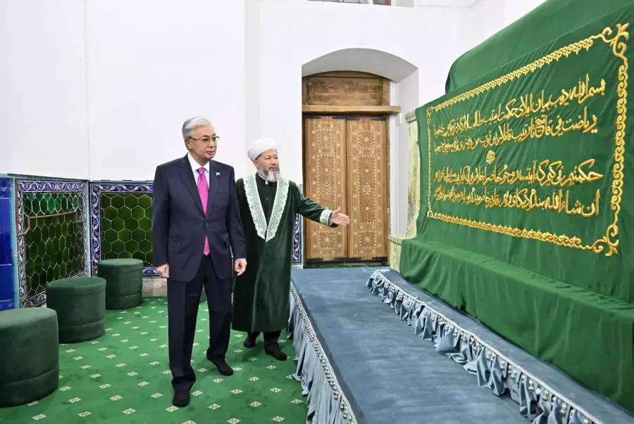 Тоқаев Қожа Ахмет Ясауи кесенесіне зиярат етті