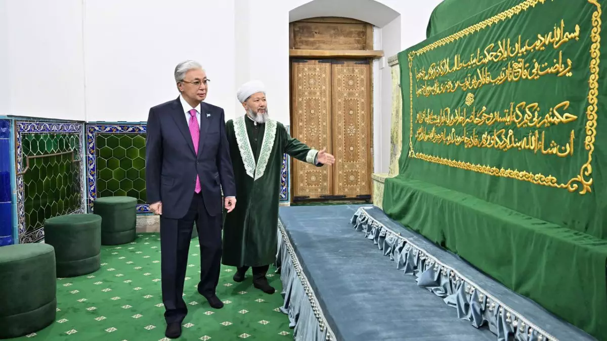 Президент Қасым-Жомарт Тоқаев Қожа Ахмет Ясауи кесенесіне зиярат етті