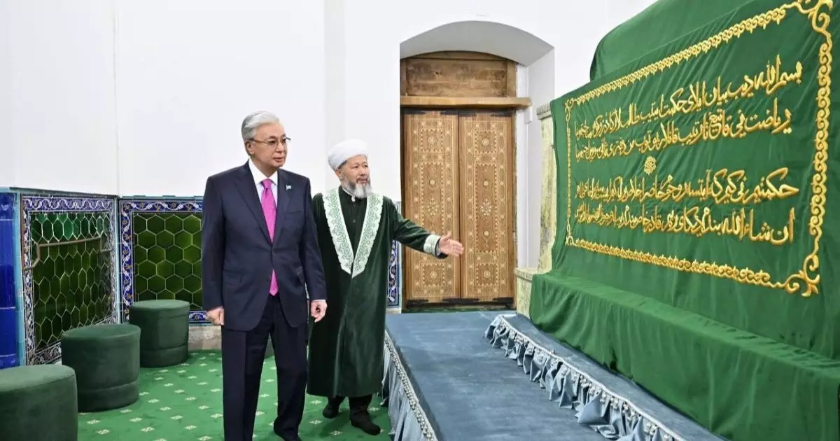  Қасым-Жомарт Тоқаев Түркістандағы Қожа Ахмет Ясауи кесенесіне зиярат етті 