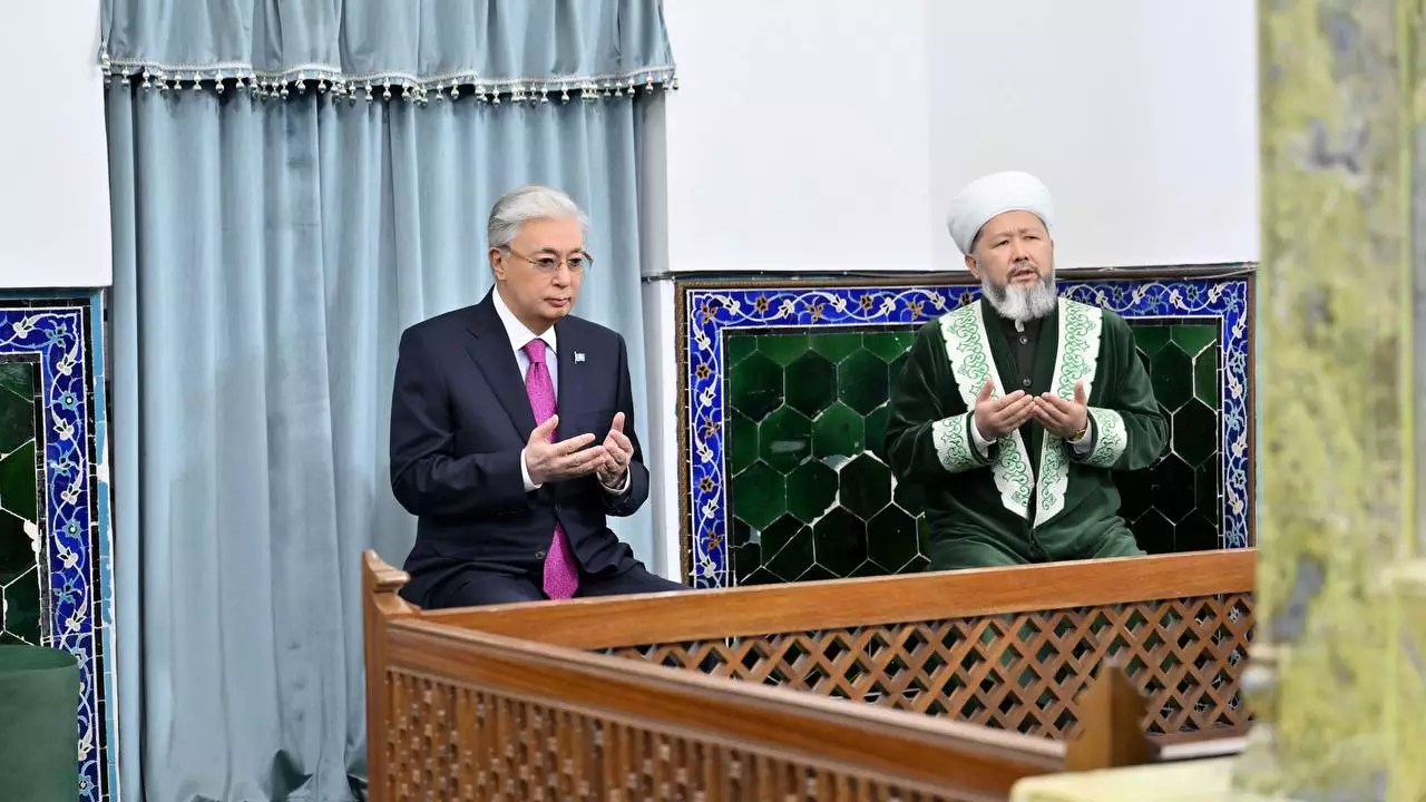 Тоқаев Қожа Ахмет Ясауи кесенесіне зиярат етті