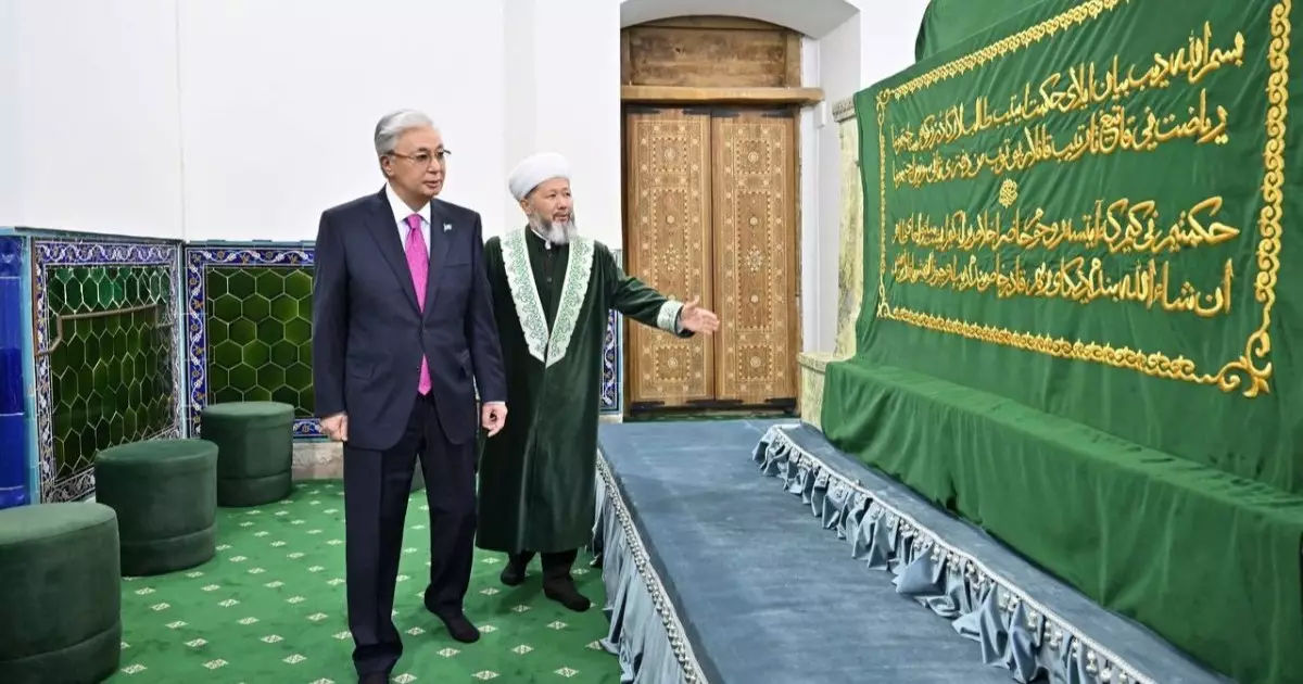  Тоқаев Қожа Ахмет Ясауи кесенесіне зиярат етті 