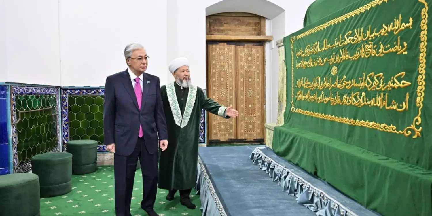 Президент сапары: Тоқаев Қожа Ахмет Ясауи кесенесіне барды