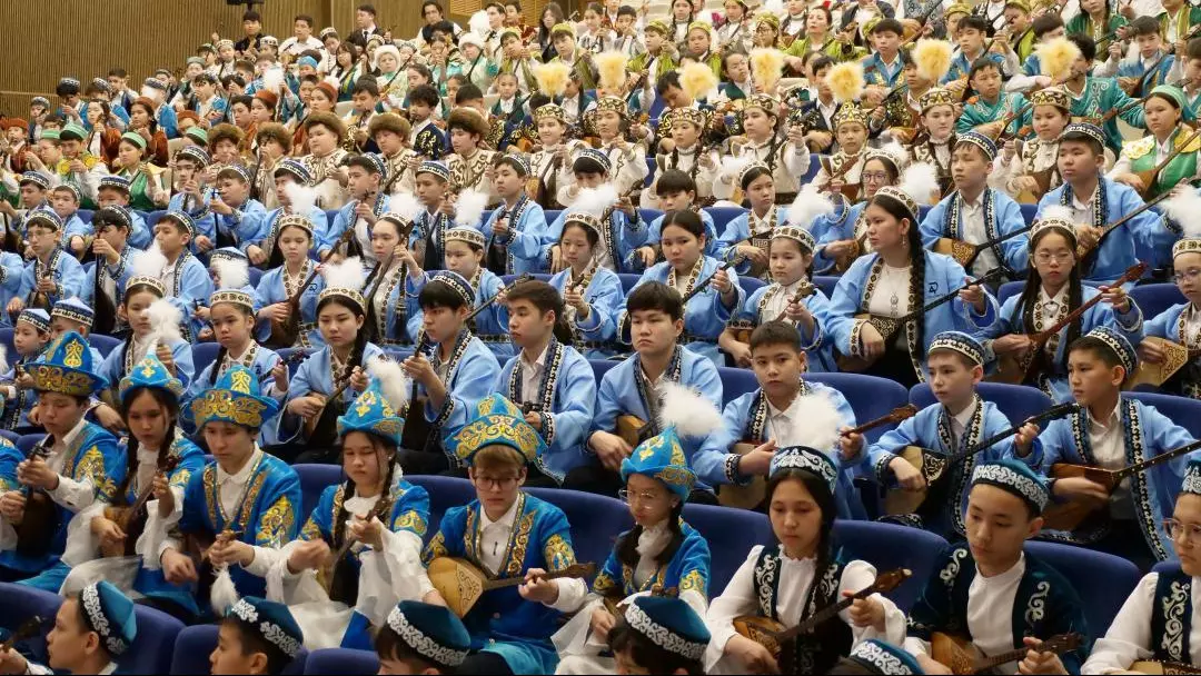 Жарты миллион қазақстандық бала бір мезгілде көпшілікке танымал күйлерді орындады