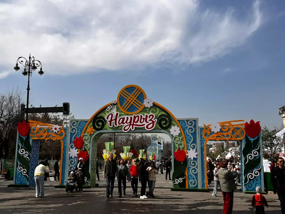 Мыңдаған алматылық Наурызды қарсы алу үшін Астана алаңына жиналды