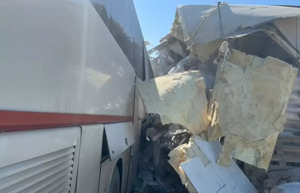 Автобус с 33 пассажирами попал в смертельное ДТП на трассе Астана — Алматы