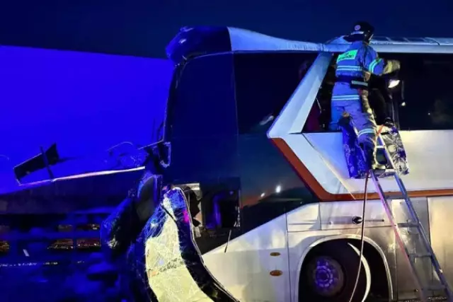 Астана-Алматы тасжолында жолаушылар автобусы апатқа ұшырады: қаза тапқандар бар