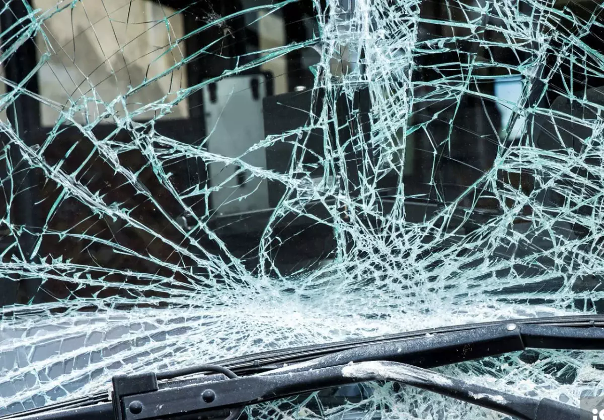 Выезд на встречную полосу привел к гибели трех человек в Алматы