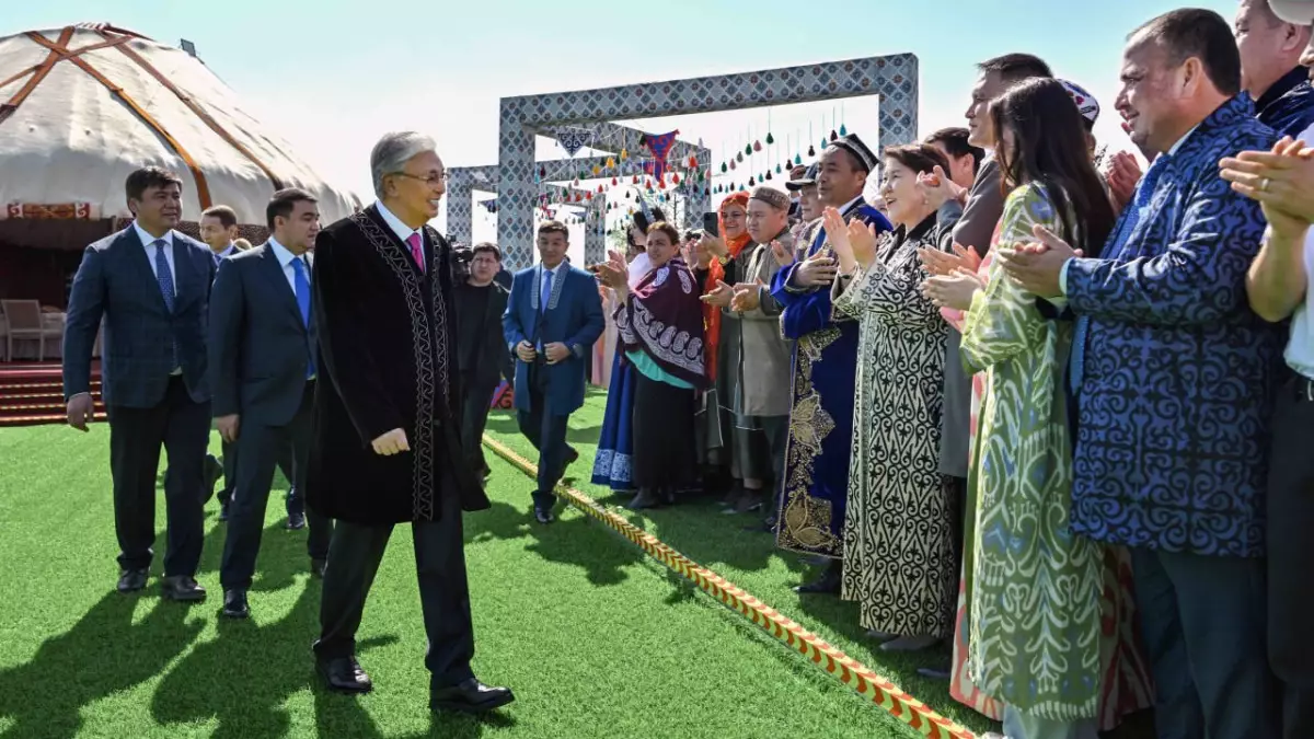Глава государства принял участие в народных гуляньях по случаю праздника Наурыз
