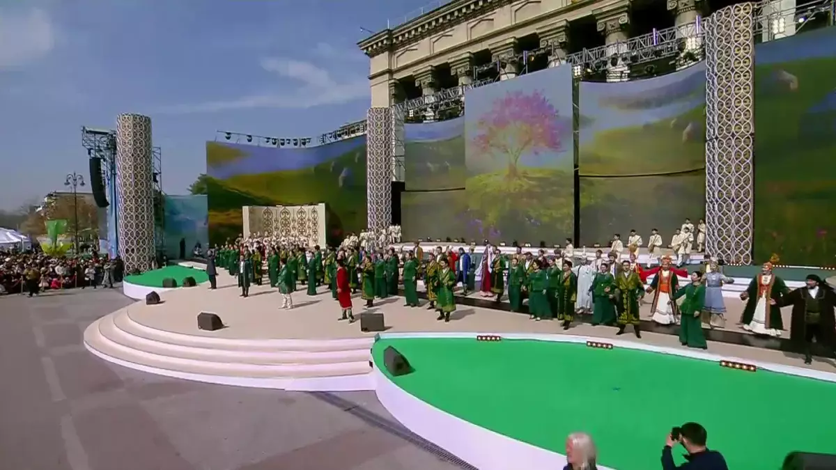 Алматының Астана алаңындағы эстрада жұлдыздарының концерті өтіп жатыр