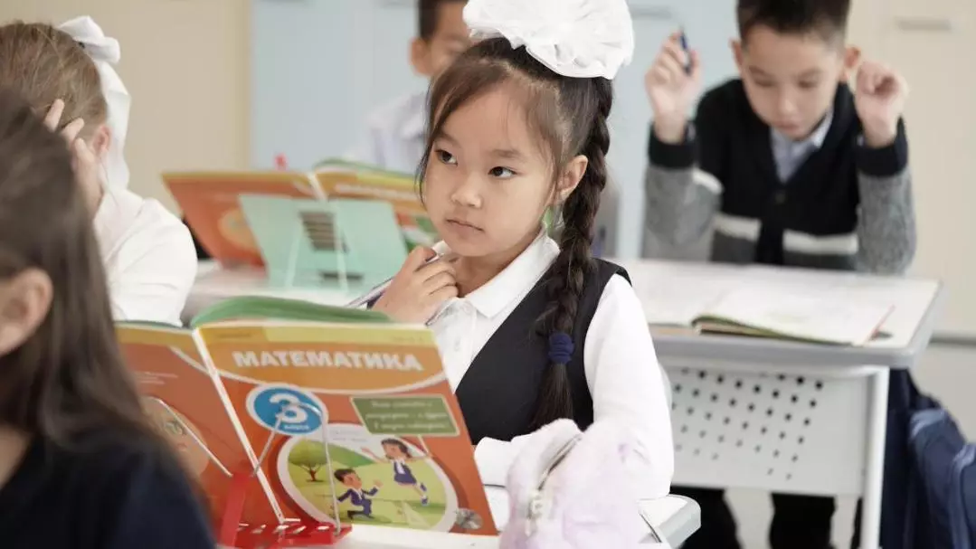 460 тысяч ученических мест создано в школах Казахстана за три года