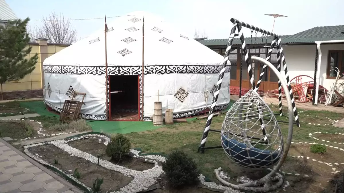 Нақышта безендірілген ерекше аула: шымкенттік отбасы қазақ үйде тұрып келеді