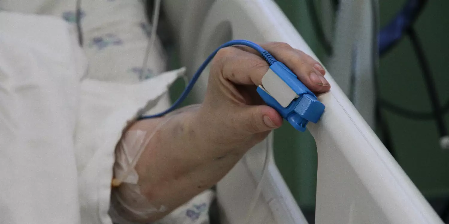 Қарағандыда әйелге жарық бағаны құлап, көз жұмды