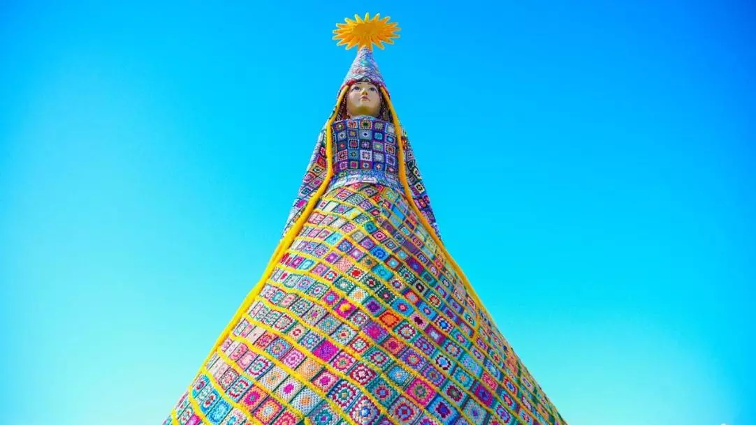 Сотни жителей столицы связали необычную инсталляцию