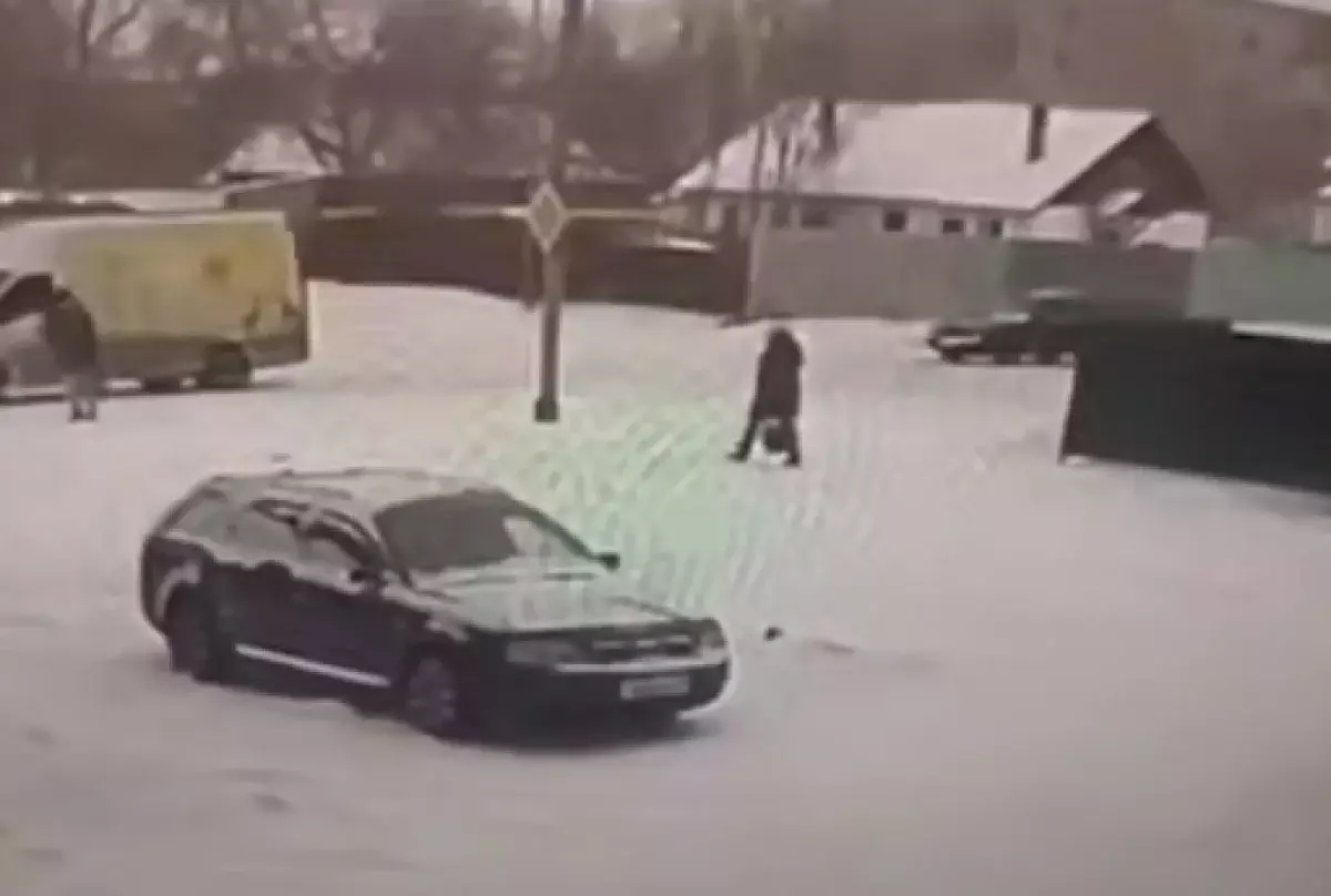 В Караганде женщина погибла под упавшим столбом