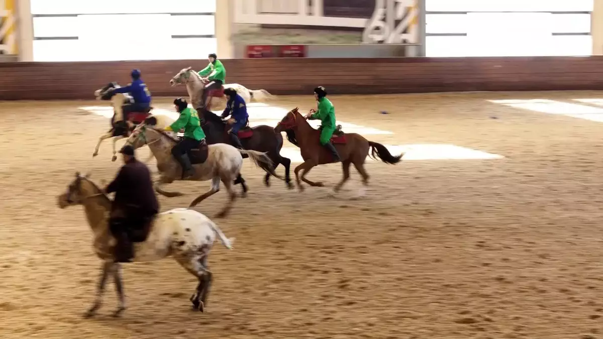 Қыз қуу, аударыспақ, көкпар және теңге ілу: елордалықтар ұлттық ойындарды тамашалауда