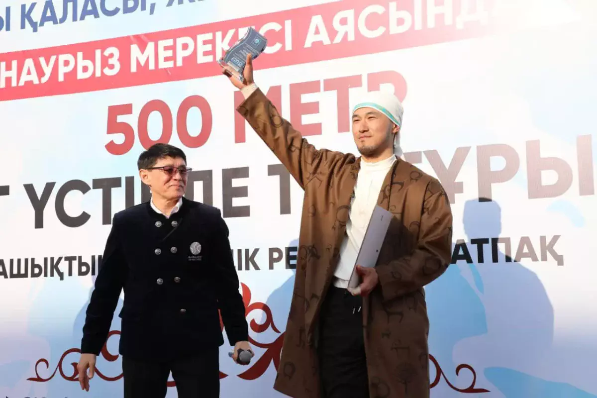 Гиннестің әлемдік рекорды: Алматы ипподромында сағатына 60 шақырым жылдамдықпен қолсыз трюк орындалды