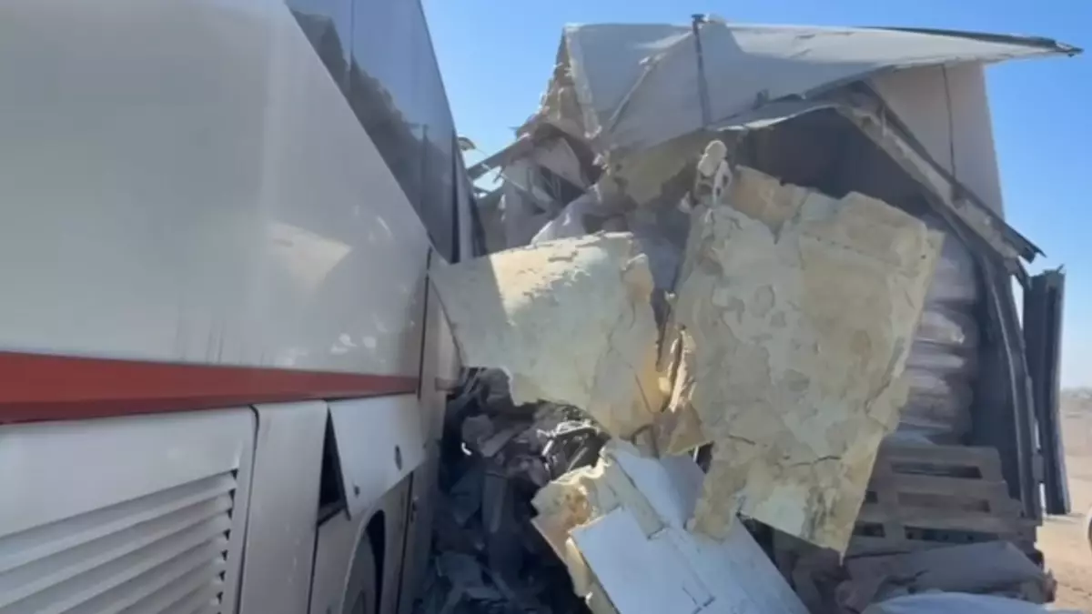 Рейсовый автобус врезался в грузовик на трассе «Астана – Алматы»