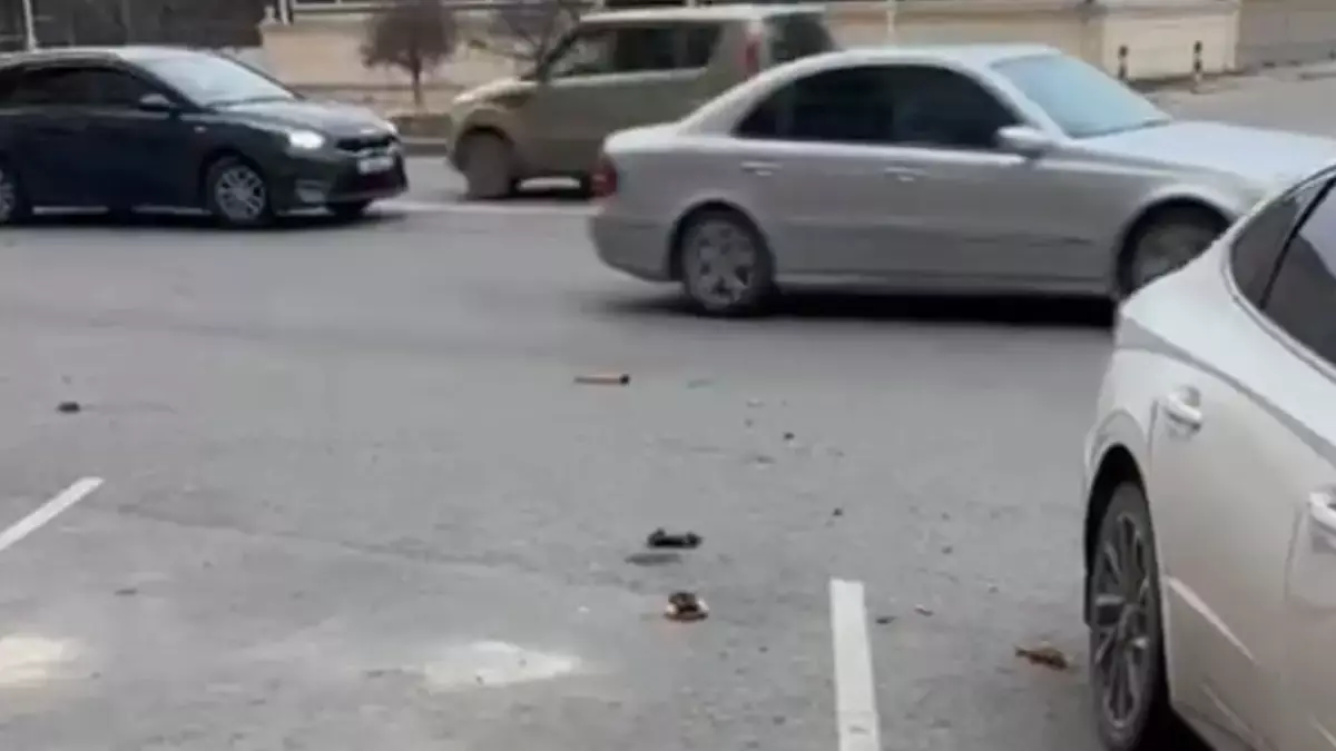 Көліктерге зақым келген: Ақтауда белгісіз біреулер тұрғын үйден заттар лақтырды