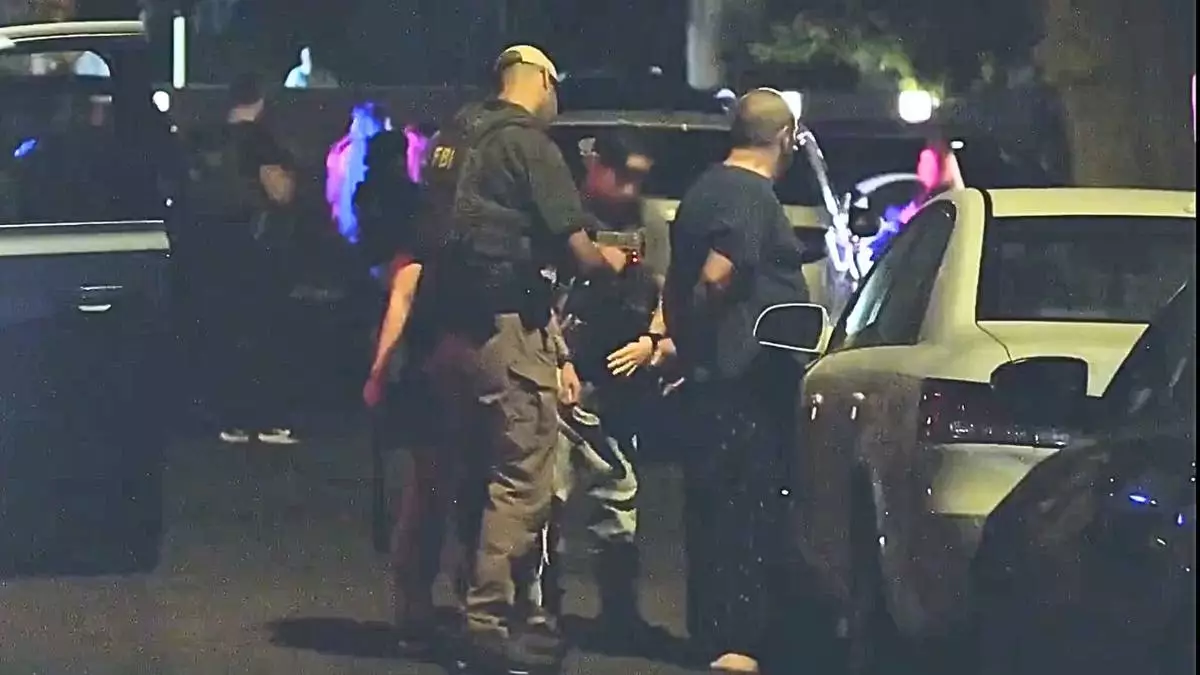 ФБР провело обыск в особняке в Голливуде по делу о мошенничестве с ипотекой на 17,4 миллиона долларов, жертвами которого стали пожилые люди, и арестовало 11 человек, включая иранца.