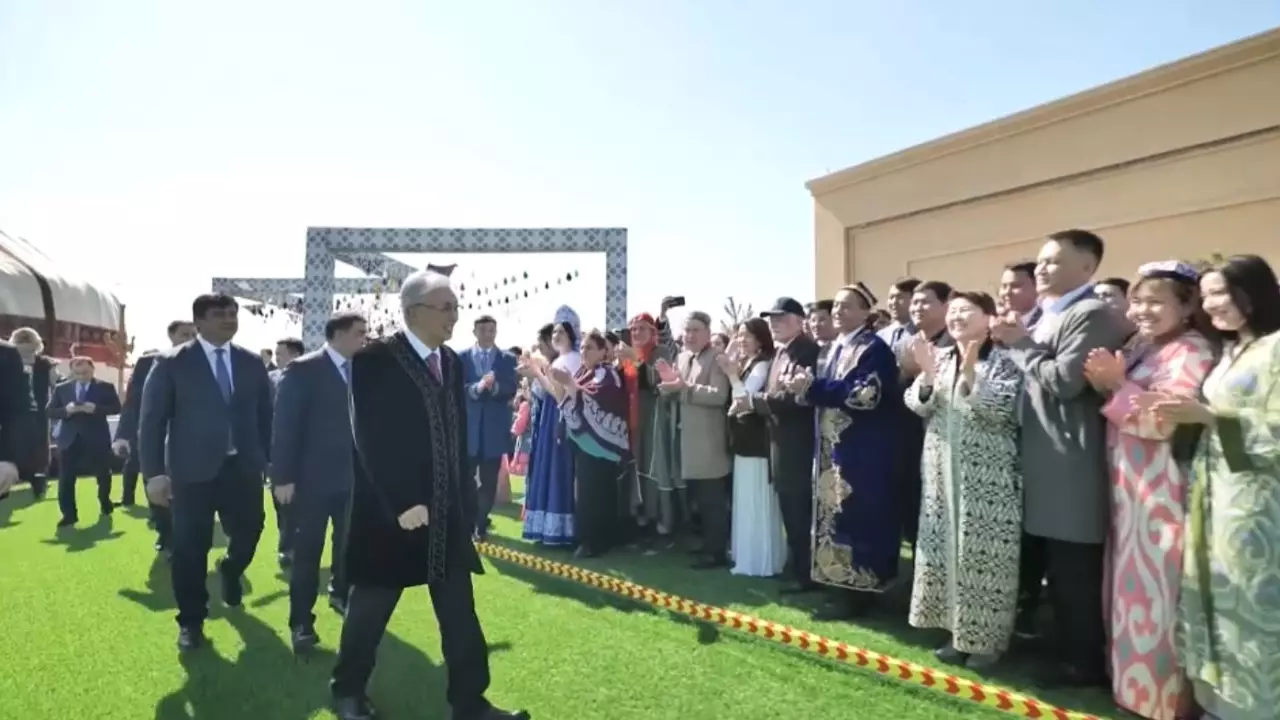 Президент мерекені Түркістан облысының халқымен бірге қарсы алды