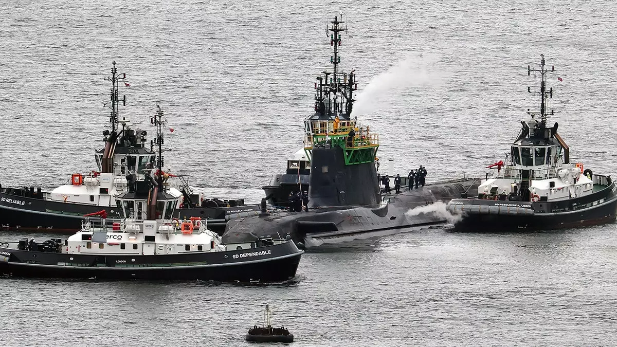 Иранца и румынку обвинили в попытке проникнуть на базу ядерных ракет Великобритании, сообщают официальные лица.